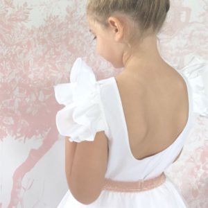 Petite fille portant un haut blanc pour un mariage