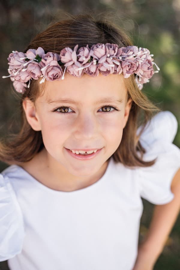 Petite fille qui porte une couronne de fleurs pour mariage