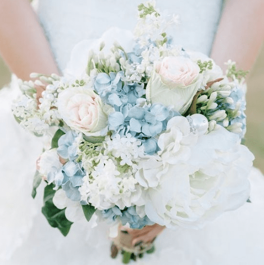 bouquet de mariée blanc et bleu