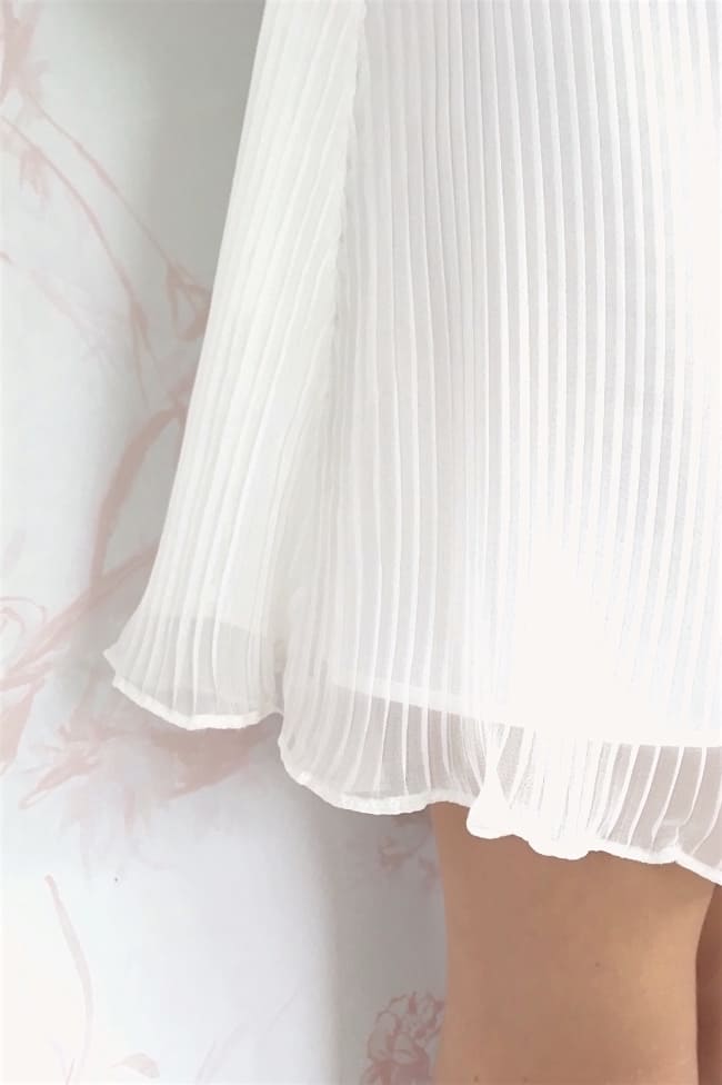 Zoom mousseline plissée robe ivoire