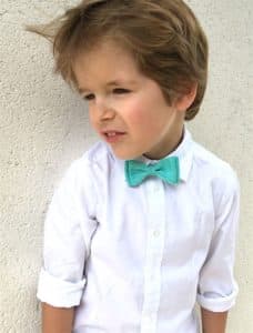 Petit garçon avec noeud papillon enfant MAISON EME vert d'eau et chemise blanche