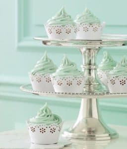 Cup cake anniversaire ou mariage coloris mint sur plateau argent