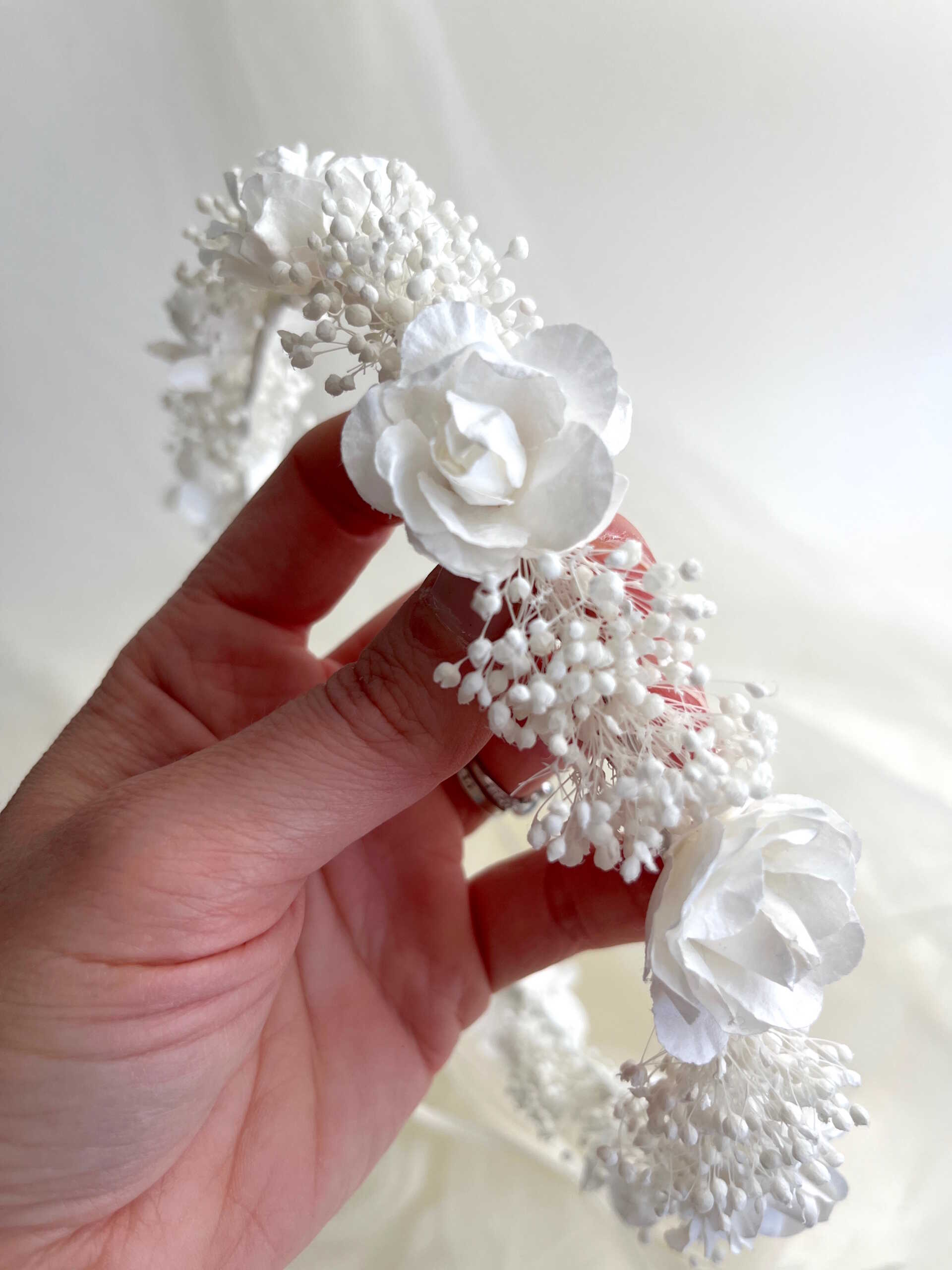 couronne de fleurs blanches bapteme