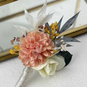 Boutonniere mariage fleurie pastel