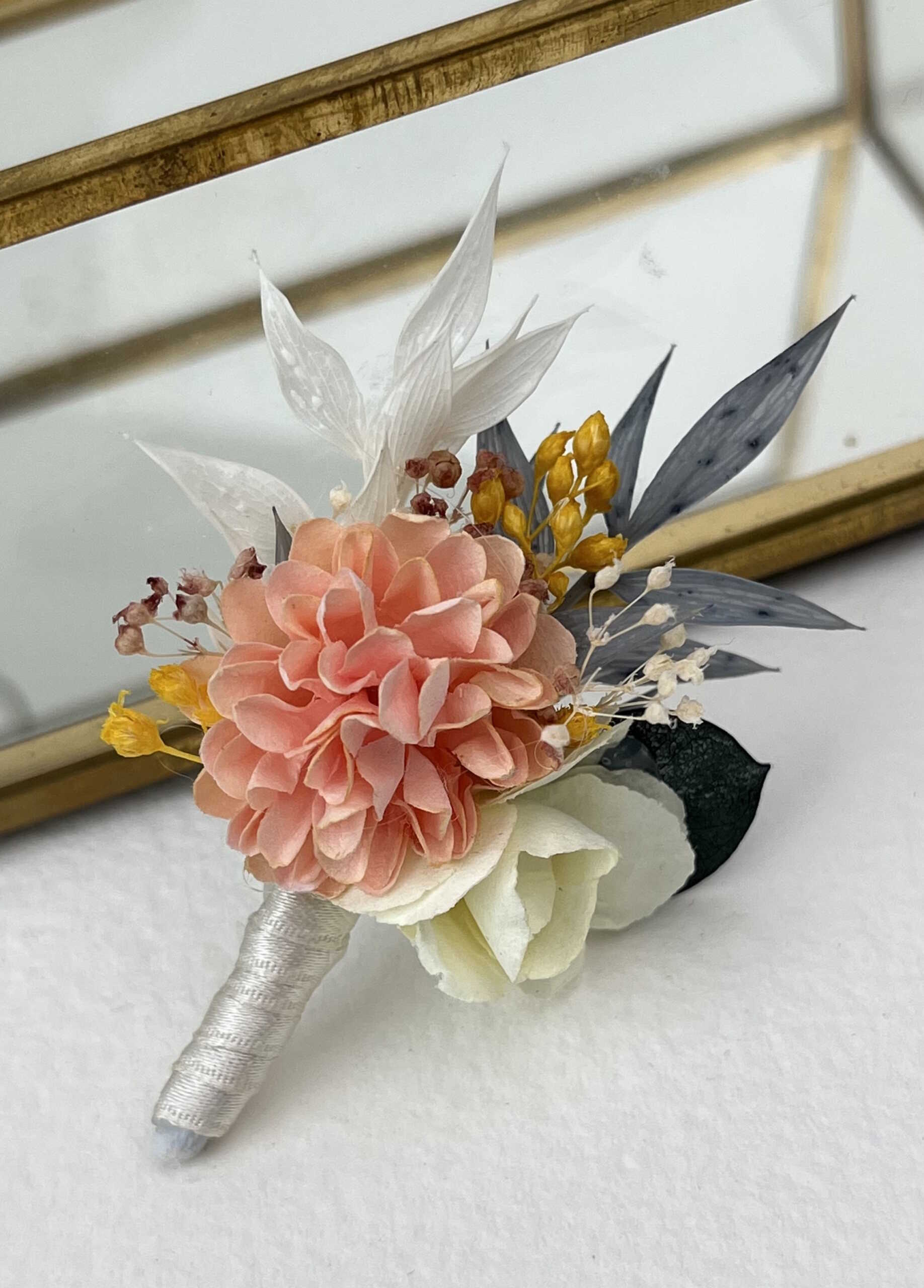 Boutonniere mariage fleurie pastel Boutonniere mariage fleurie pastel