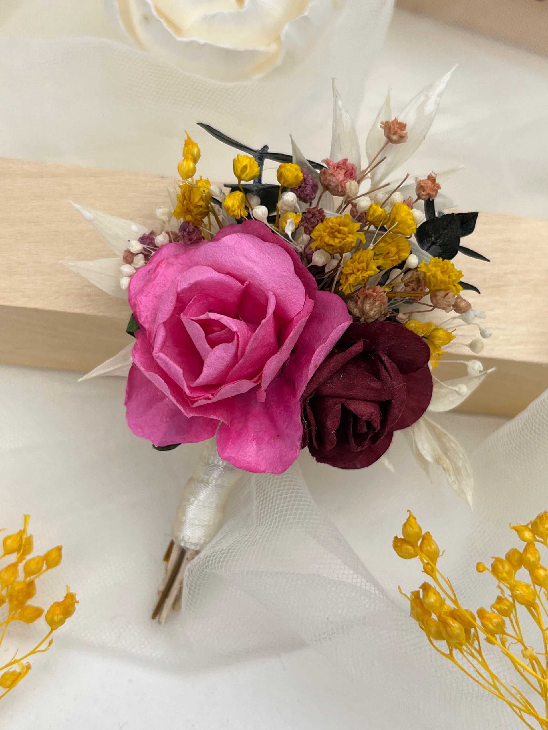 boutonniere mariage coloree fuchsia et bordeaux boutonniere mariage coloree fuchsia et bordeaux