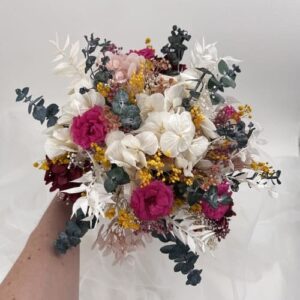 bouquet de mariee colore en fleurs stabilisees