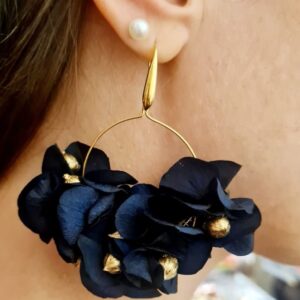 boucles d'oreilles fleurs stabilisees bleu marine