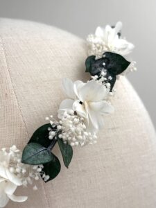 detail couronne enfant eucalyptus et fleur blanche