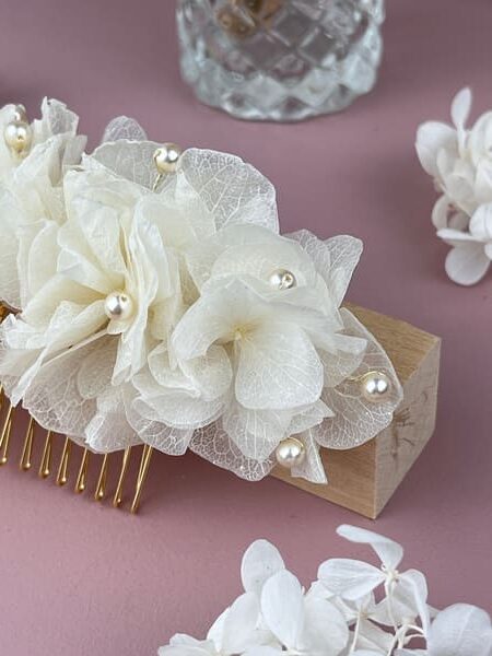 detail peigne amour fleurs et perles