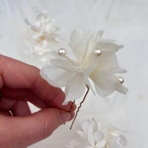 pic a cheveux fleurs d hortensia stabilisees et perles – bijou de tete minimaliste