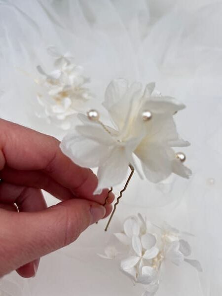 pic a cheveux fleurs d hortensia stabilisees et perles – bijou de tete minimaliste
