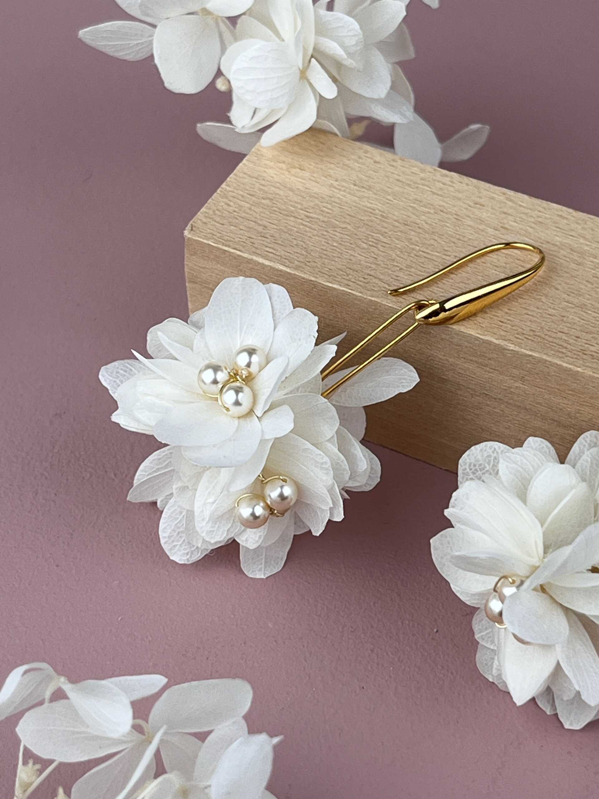 boucles-d-oreilles-mariage fleurs-stabilisees-et-perles