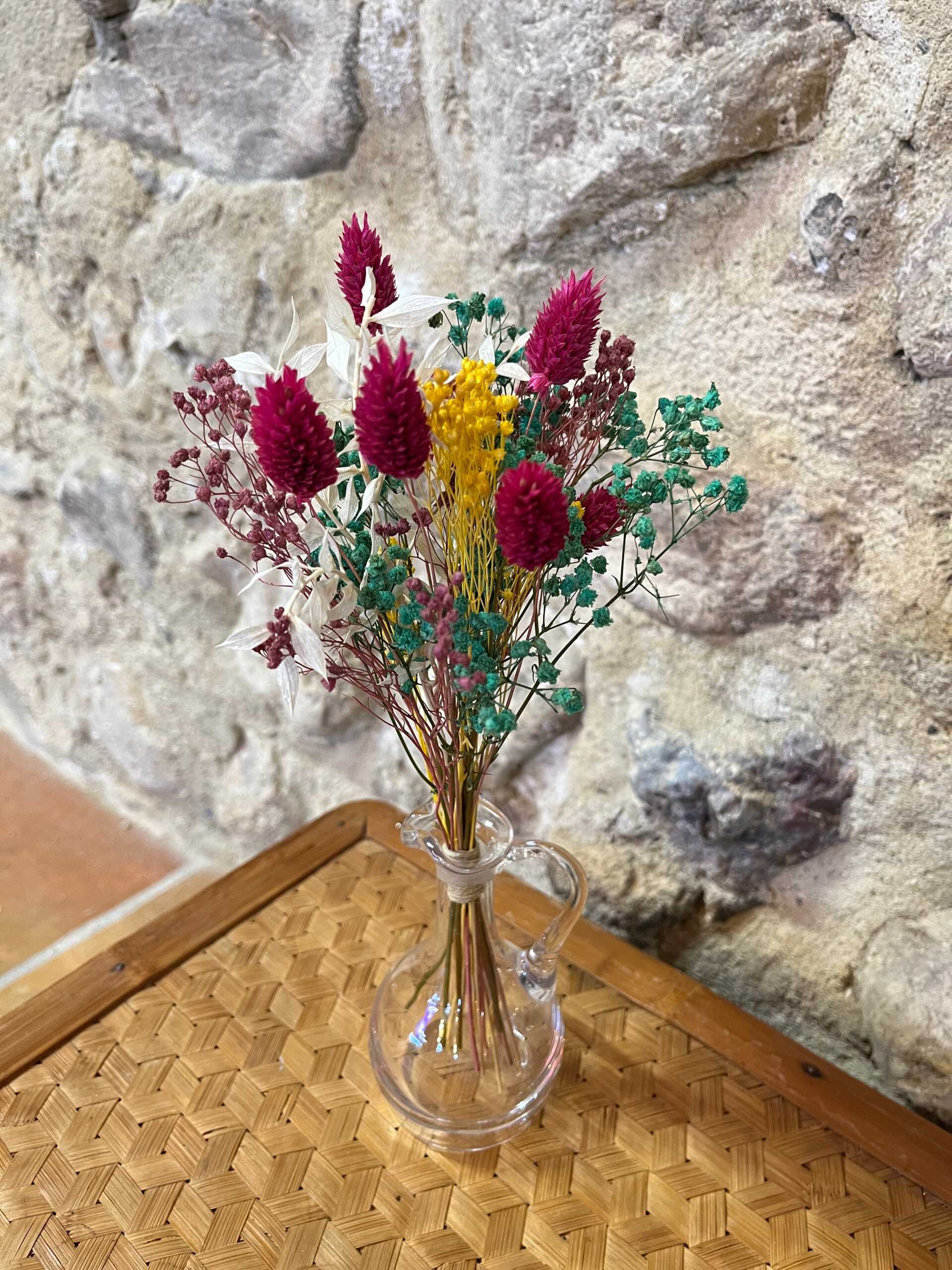 Petit bouquet de fleurs sechees fuchsia jaune et turquoise