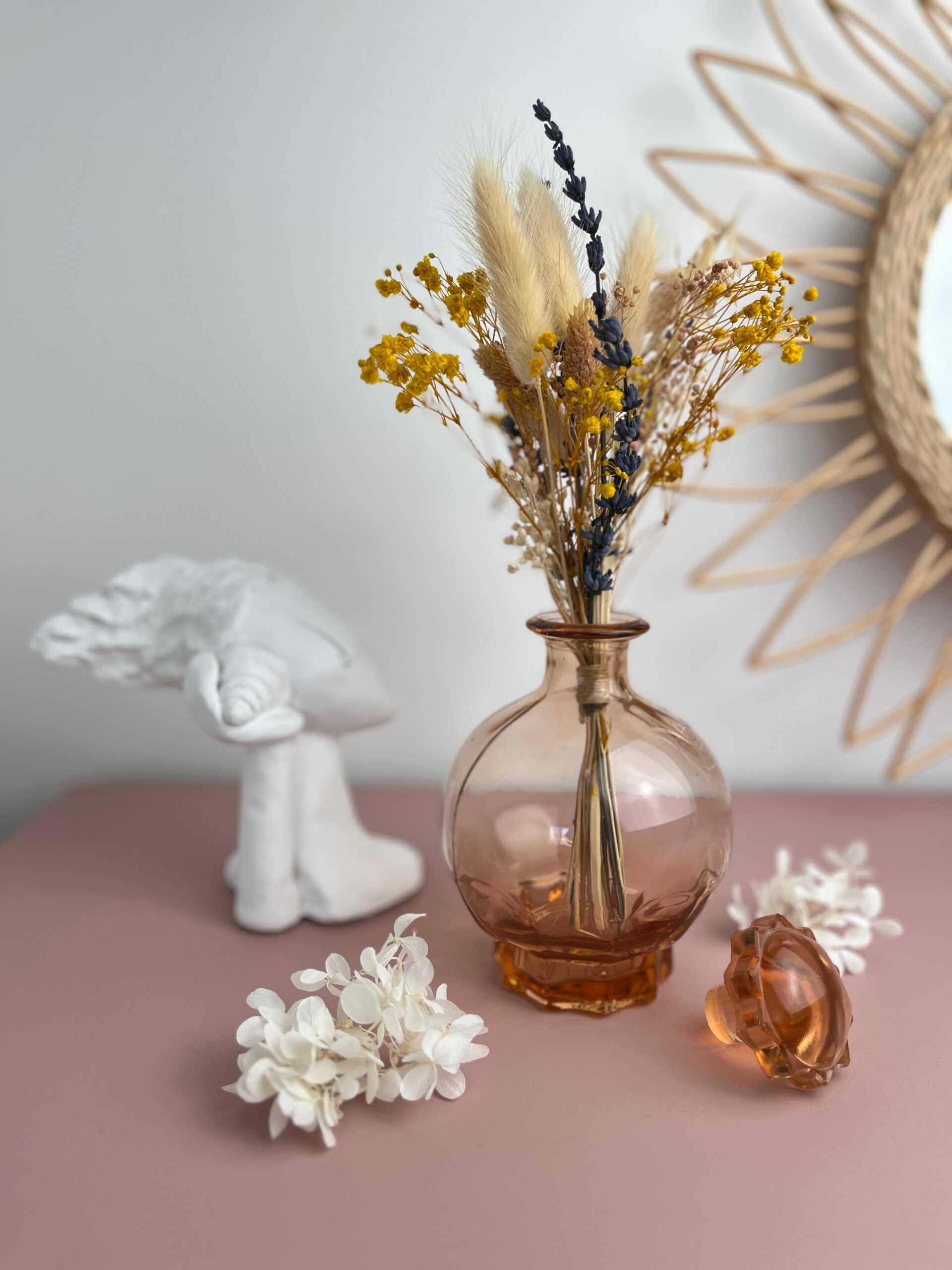 Petit bouquet de fleurs séchées jaune et lavande vase rose