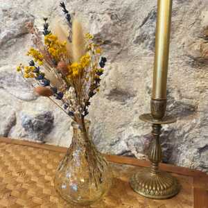 Petit bouquet de fleurs séchées jaune et violet