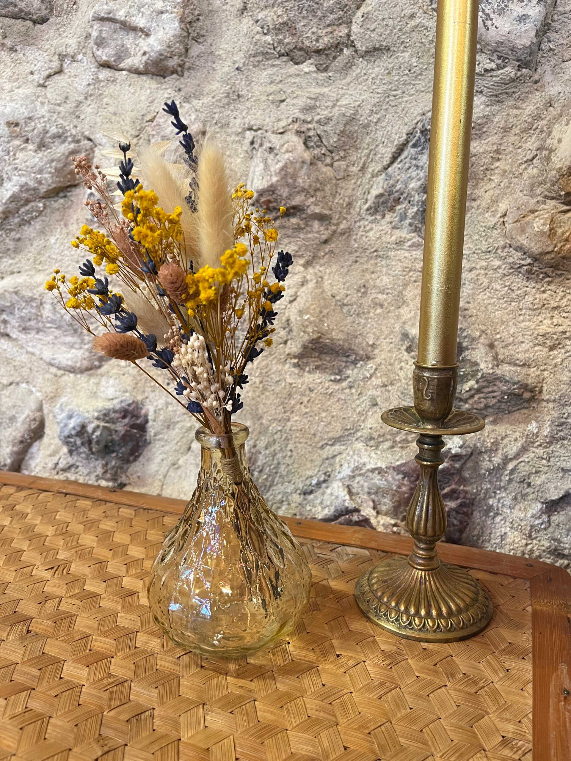 Petit bouquet de fleurs séchées jaune et violet