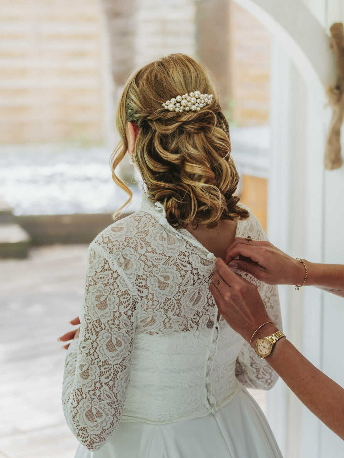 mariee-coiffure-bouclee-peigne-perles