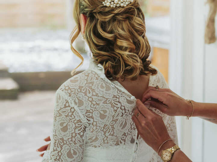 Comment porter des bijoux et accessoires en perles pour son mariage ? Le guide ultime de l’élégance intemporelle