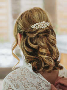 mariee-coiffure-bouclee-peigne-perles-nacrees