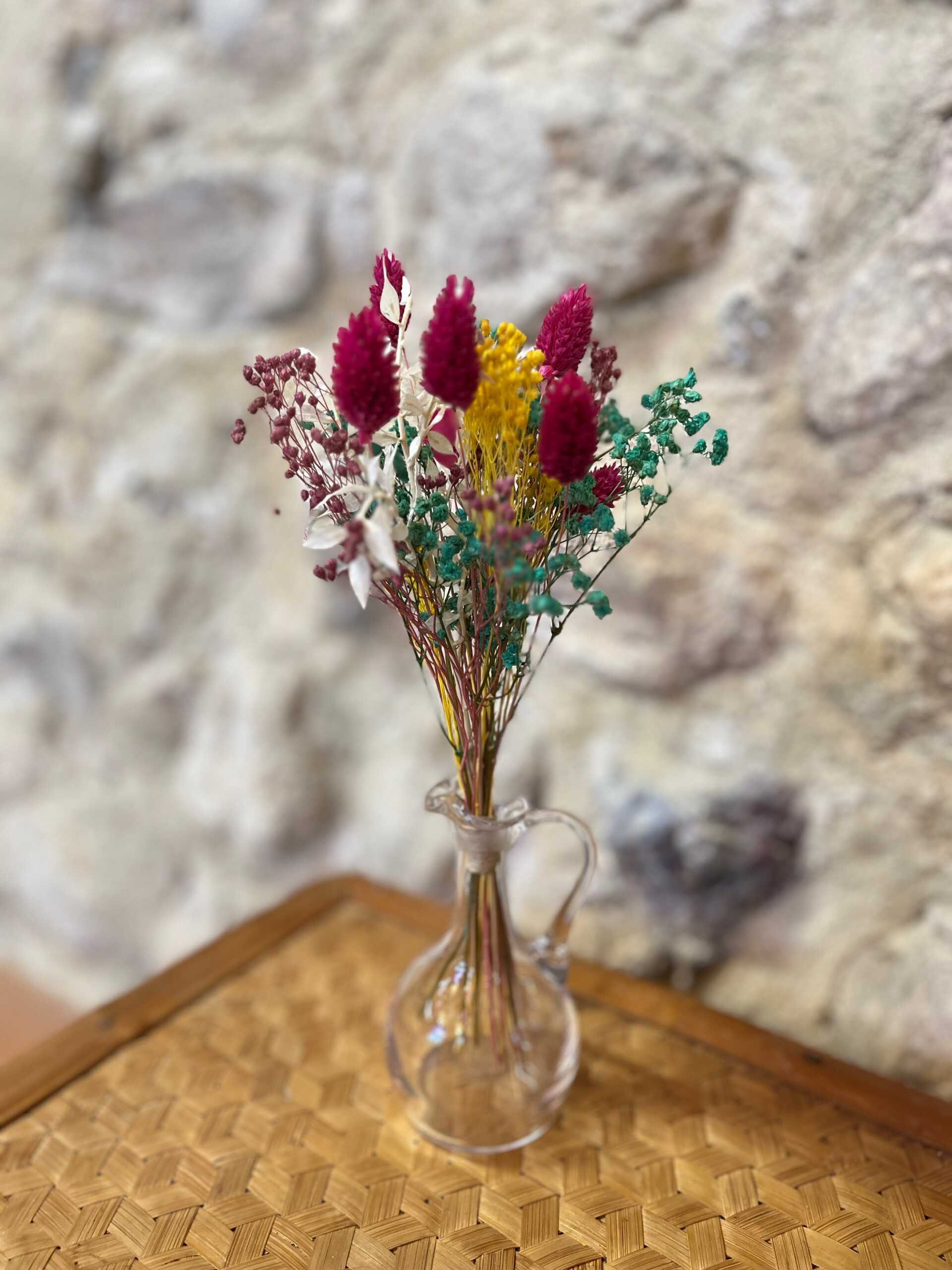 petit bouquet de fleurs sechees fuchsia et turquoise