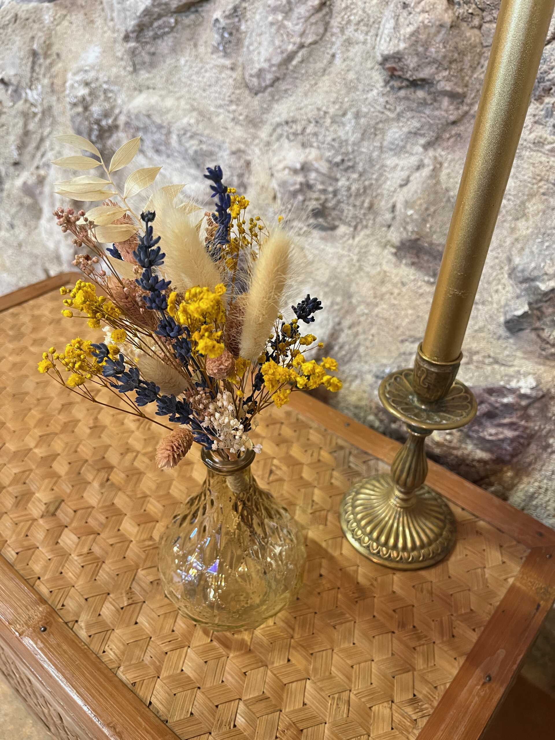 petit bouquet de fleurs sechees jaune et lavande