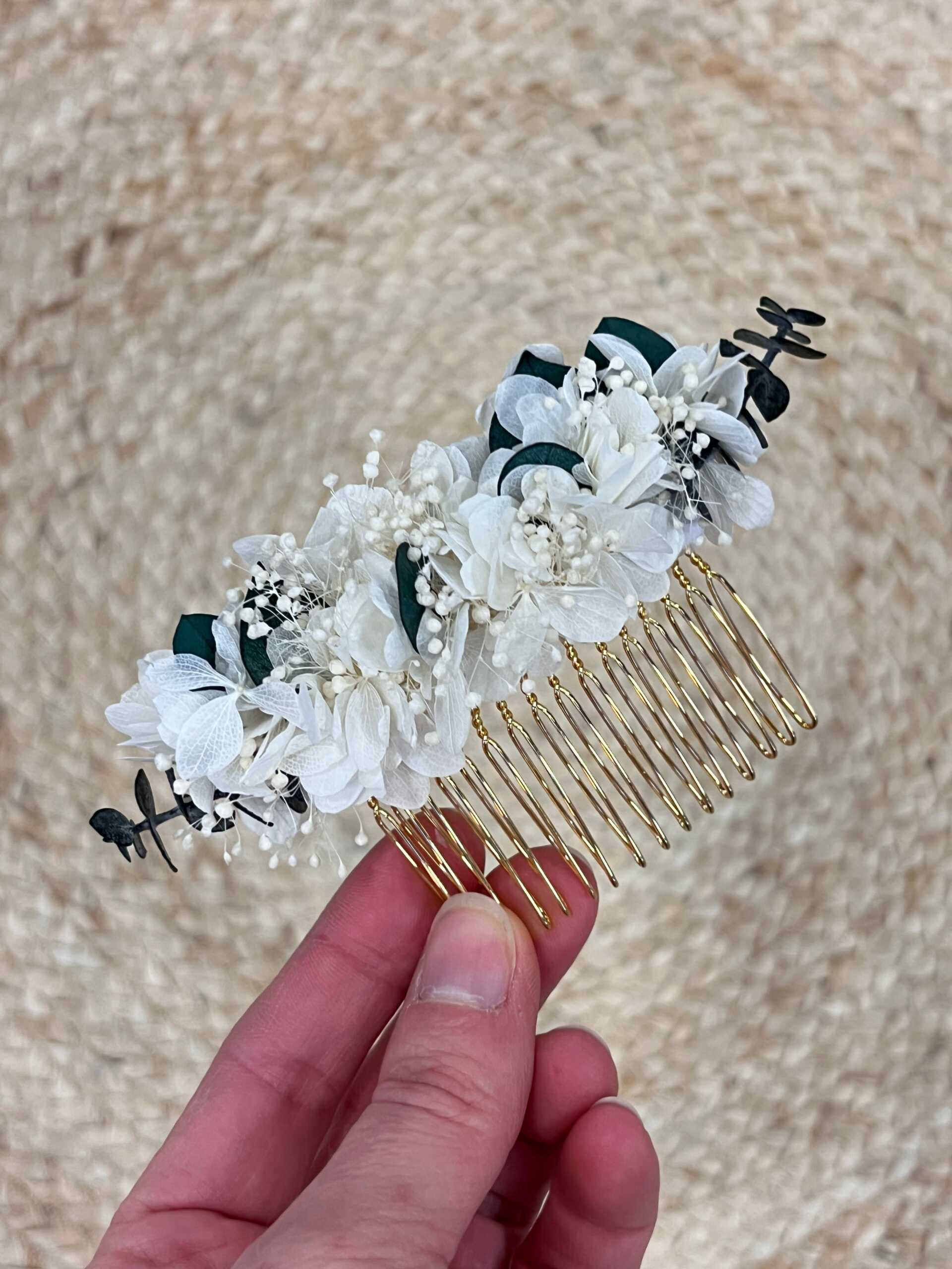 accessoire-de-cheveux pour-mariee-en-hortensia blanc-et-eucalyptus
