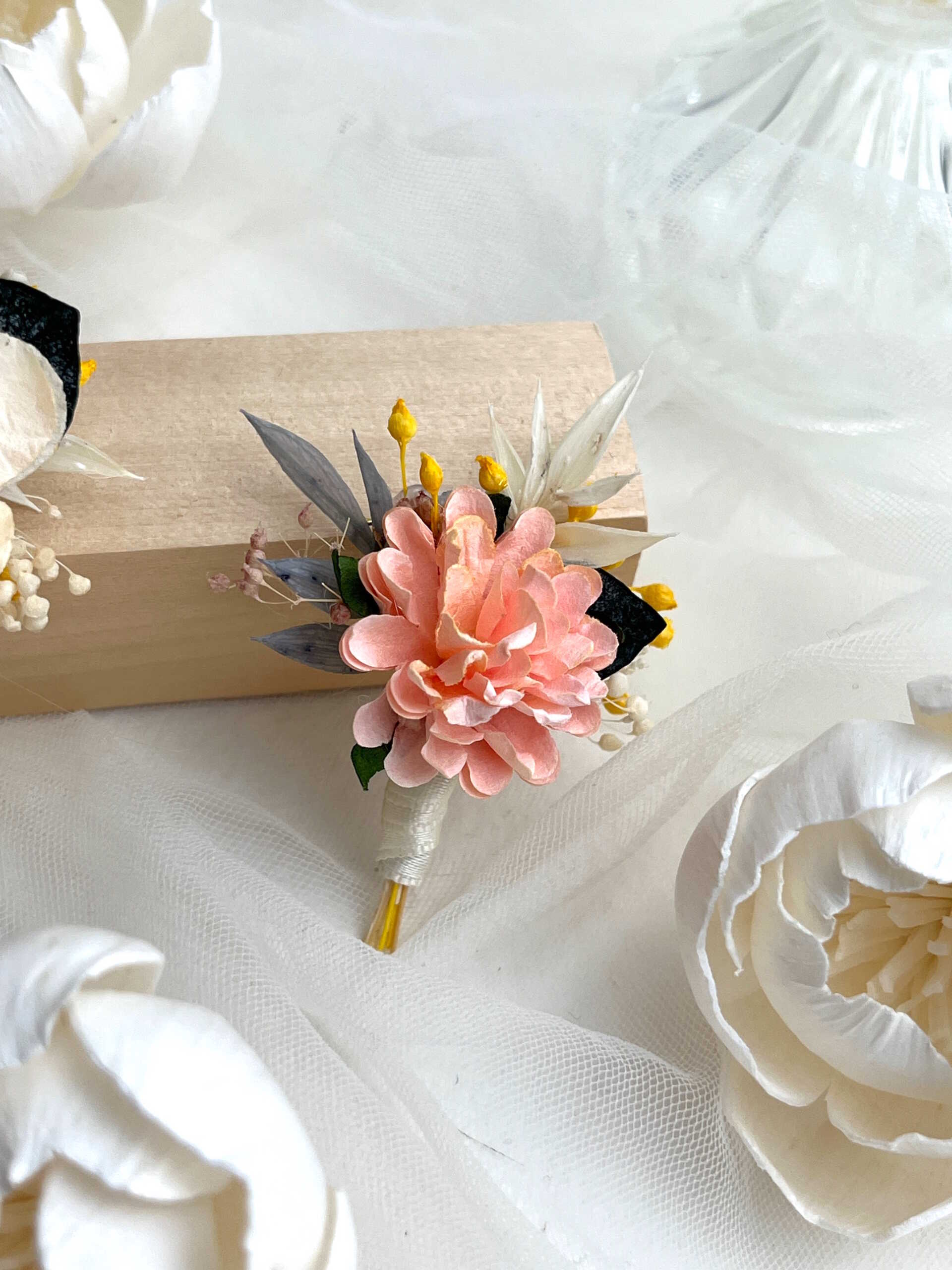 mini boutonniere pastel peche